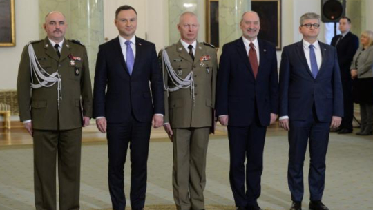 Prezydent Andrzej Duda (2L), nowo mianowany Dowódca Generalny Rodzajów Sił Zbrojnych gen. dyw. Jarosław Mika (L), ustępujący DGRSZ gen. dyw. Mirosław Różański (3P), szef BBN Paweł Soloch (P) oraz minister obrony narodowej Antoni Macierewicz (2P). Fot. PAP/J. Turczyk