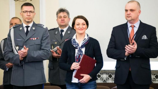 Wiceminister kultury i dziedzictwa narodowego Magdalena Gawin w czasie uroczystości wręczania policjantom odznaki „Za opiekę nad zabytkami” MKiDN oraz listów gratulacyjnych Generalnego Konserwatora Zabytków. Fot. Danuta Matloch. Źródło: MKiDN 
