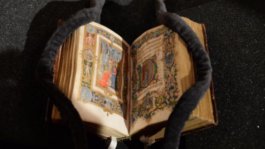  Prezentacja rękopisu "Godzinek" Jakuba Wargockiego w Pałacu Rzeczypospolitej w Warszawie. Iluminowany rękopis z końca XV w., kupiony został przez Bibliotekę Narodową na aukcji w Londynie dzięki mecenatowi Fundacji PZU. Fot. PAP/J. Turczyk 