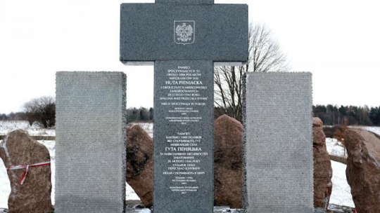  Pomnik upamiętniający mord mieszkańców polskiej miejscowości Huta Pieniacka na Ukrainie. Fot. PAP/D. Delmanowicz