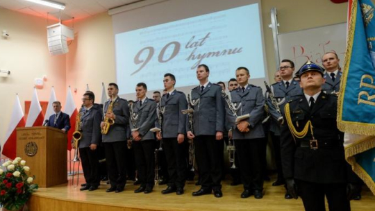 Szef MSWiA Mariusz Błaszczak (L) podczas uroczystości 90. rocznicy ogłoszenia Mazurka Dąbrowskiego hymnem Polski. Fot. PAP/M. Obara 