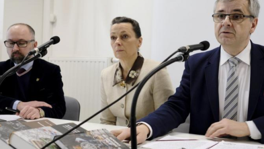 Dyrektor katowickiego oddziału IPN Andrzej Sznajder (P), prokurator Ewa Koj i naczelnik oddziałowego Biura Edukacji Narodowej IPN Ryszard Mozgol. Fot. PAP/A. Grygiel