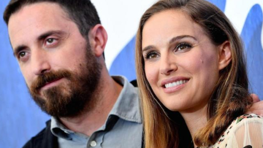 Natalie Portman i chillijski reżyser "Jackie", Pablo Larrain. Fot. PAP/EPA