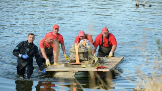 Marcin Jamkowski (L) podczas badań archeologicznych brzegów stołecznej Wisły. 09.2015. Fot. PAP/J. Turczyk 