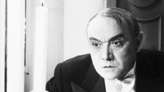 Stefan Jaracz jako sufler Konstanty Kurczek w jednej ze scen filmu "Jego wielka miłość". 1936 r. Fot. NAC