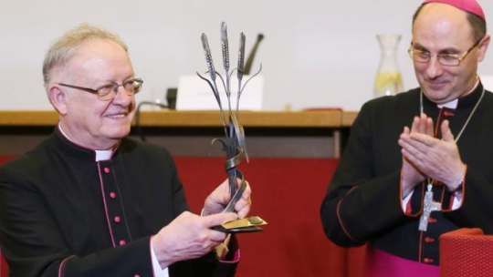 Ks. prałat Kazimierz Kaczor (L) odebrał z rąk prymasa Polski abp. Wojciecha Polaka nagrodę im. biskupa Romana Andrzejewskiego. Fot. PAP/P. Supernak 