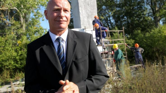 Burmistrz Pieniężna Kazimierz Kiejdo; demontaż popiersia Iwana Czerniachowskiego z pomnika w Pieniężnie. 17.09.2015. Fot. PAP/T. Waszczuk