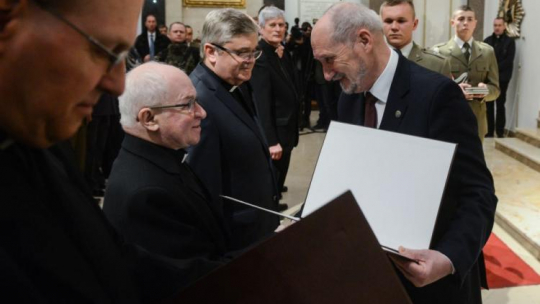Minister Macierewicz mianował na pierwszy stopień oficerski księży alumnów wcielonych przymusowo do służby w tzw. kleryckich jednostkach LWP podczas uroczystości w Katedrze Polowej WP w Warszawie. PAP/Jakub Kamiński