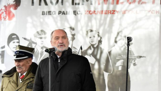 Minister obrony Antoni Macierewicz daje sygnał do startu Biegu Tropem Wilczym w Parku Skaryszewskim. Fot. PAP/R. Pietruszka