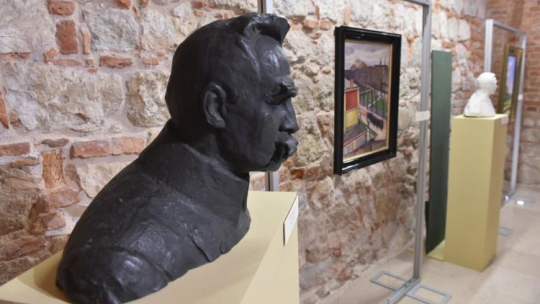 Popiersie marszałka Józefa Piłsudskiego autorstwa Stanisława Ostrowskiego - w Muzeum Historycznym Miasta Krakowa zaprezentowano eksponaty pozyskane w ub.r. Fot. PAP/J. Bednarczyk