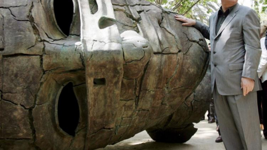 Igor Mitoraj przy jednej ze swych rzeźb zaprezentowanych w Walencji. 2006 r. Fot. PAP/EPA