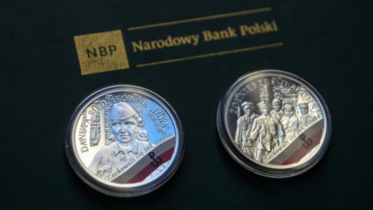  Srebrne monety o nominale 10 zł z serii "Wyklęci przez komunistów żołnierze niezłomni" - Danuta Siedzikówna ps. „Inka” oraz "Żołnierze Niezłomni", zaprezentowane w NBP. Fot. PAP/M. Obara