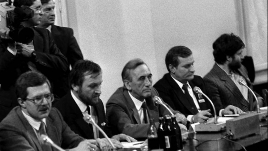 Obrady Okrągłego stołu 1989 r. N/z: od lewej - Jacek Merkel, Mieczysław Gil, Tadeusz Mazowiecki, Lech Wałęsa, Władysław Frasyniuk. Fot. PAP/Z. Matuszewski