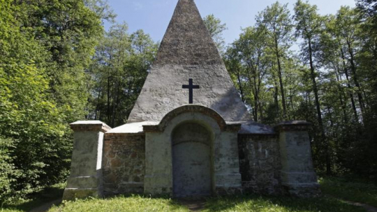  Piramida "mazurska piramida" - grobowiec rodzinny pruskiego rodu baronów von Fahrenheid, zaprojektowany przez duńskiego rzeźbiarza Bertela Thorvaldsena- zbudowany w 1811 r. w mazurskiej wsi Rapa. Fot. PAP/A. Reszko 