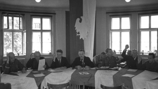 Posiedzenie Polskiego Komitetu Wyzwolenia Narodowego. Nz. od lewej: dowódca I Armii WP gen. Zygmunt Berling, członek PKWN Andrzej Witos, przewodniczący PKWN Edward Osóbka-Morawski, przewodniczący Krajowej Rady Narodowej Bolesław Bierut, Naczelny Dowódca Wojska Polskiego gen. Michał Rola-Żymierski, szef Resortu Kultury i Sztuki PKWN Wincenty Rzymowski i szef Sztabu Głównego WP Marian Spychalski. Lublin, 1944 r. Fot. PAP/CAF 