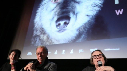 Od lewej: Olga Tokarczuk, Krzysztof Zanussi i Agnieszka Holland w trakcie spotkania po pokazie prasowym filmu "Pokot". Fot. PAP/L. Szymański 
