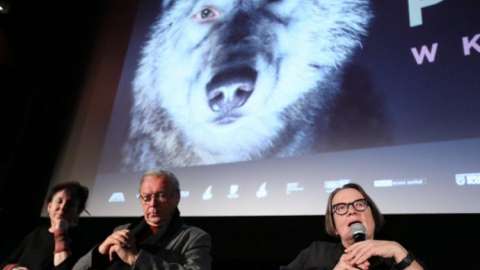 Od lewej: Olga Tokarczuk, Krzysztof Zanussi i Agnieszka Holland w trakcie spotkania po pokazie prasowym filmu "Pokot". Warszawa, 06.02.2017. Fot. PAP/L. Szymański