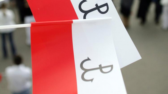 Biało-czerwone flagi ze znakiem Polski Walczącej. Fot. PAP/P. Kula 