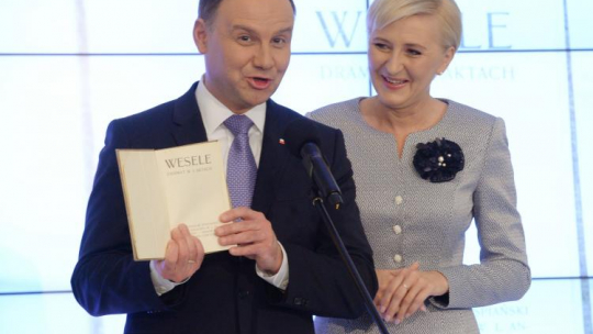 Prezydent Andrzej Duda z małżonką Agatą Kornhauser-Dudą ogłosili, że "Wesele" Stanisława Wyspiańskiego zostało lekturą na Narodowe Czytanie 2017. Fot. PAP/J. Turczyk
