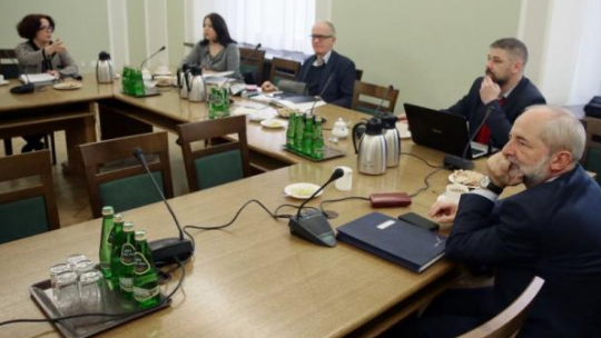 Członkowie Rady Mediów Narodowych: przewodniczący Krzysztof Czabański (C), Elżbieta Kruk (L), Juliusz Braun (P) i Grzegorz Podżorny (2P) i Joanna Lichocka (2L). Warszawa, 01.02.2017. Fot. PAP/T. Gzell 