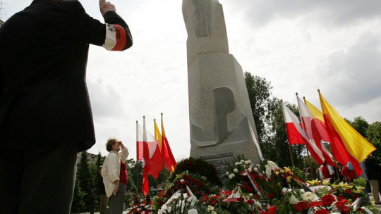 Odsłonięcie pomnika generała Stefana Roweckiego "Grota", pierwszego dowódcy Armii Krajowej. Warszawa, 11.06.2005. Fot. PAP/P. Kula
