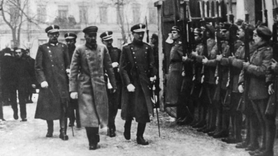 Naczelnik Państwa Józef Piłsudski w drodze na otwarcie pierwszego posiedzenia Sejmu Ustawodawczego mija oddział wojskowy. 10.02.1919. Fot. NAC