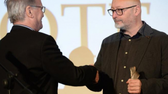 Reżyser Wojciech Smarzowski (P) i prezes SFP Jacek Bromski podczas uroczystej gali wręczenia nagród Złote Taśmy. Fot. PAP/J. Turczyk 