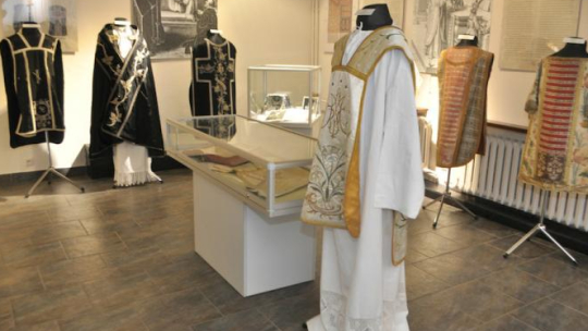 Wystawa zabytkowych szat liturgicznej w Muzeum Ziemi Piskiej. Fot. Muzeum Ziemi Piskiej