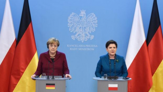 Premier RP Beata Szydło (P) i kanclerz Niemiec Angela Merkel podczas wspólnej konferencji prasowej po spotkaniu w KPRM w Warszawie. Fot. PAP/R. Pietruszka 
