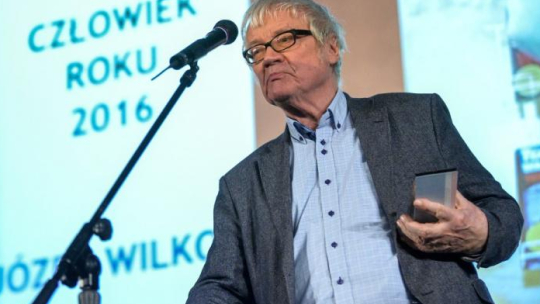 Józef Wilkoń z nagrodą dla "Człowieka Roku 2016" Magazynu Literackiego "Książki". Fot. PAP/M. Obara 