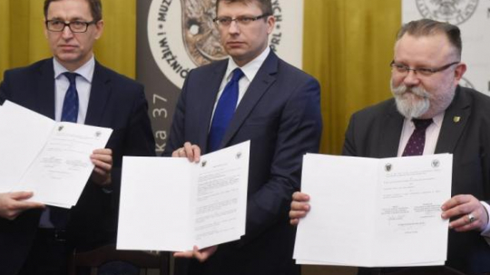 Prezes IPN Jarosław Szarek, wiceminister sprawiedliwości Marcin Warchoł i dyrektor Muzeum Żołnierzy Wyklętych i Więźniów Politycznych PRL Jacek Pawłowicz (P) podpisali porozumienie pomiędzy Muzeum a IPN. Fot. PAP/R. Pietruszka 