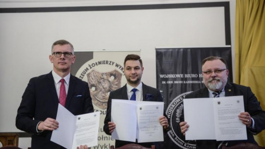 Podpisanie porozumienia pomiędzy Muzeum Żołnierzy Wyklętych i Więźniów Politycznych PRL a Wojskowym Biurem Historycznym im. Kazimierza Sosnkowskiego - od lewej: dyrektor WBH dr hab. Sławomir Cenckiewicz, wiceminister sprawiedliwości Patryk Jaki, dyrektor Muzeum Jacek Pawłowicz. Fot. PAP/J. Kamiński 