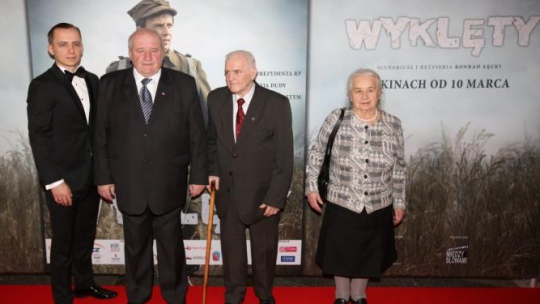 Odtwórca głównej roli Wojciech Niemczyk (L), Marek Franczak syn Józefa Franczaka ps. Lalek (2L) przed premierą filmu "Wyklęty". Fot. PAP/L. Szymański