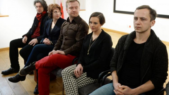 Konferencja prasowa twórców filmu "Wyklęty" w Kielcach: odtwórca głównej roli Wojciech Niemczyk (P) oraz Hanna Świętnicka (2P), Łukasz Pruchniewicz (3P), Beata Pszeniczna (2L) i Marcin Brykczyński (L). Fot. PAP/P. Polak