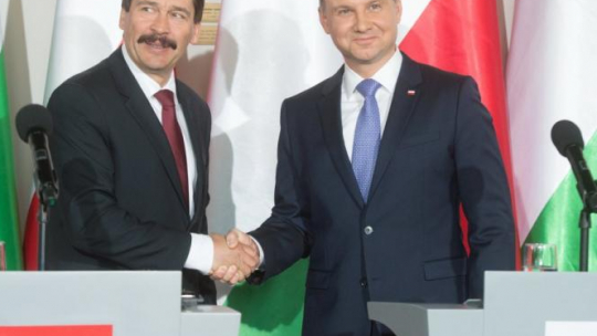 Prezydent Węgier Janos Ader (L) oraz prezydent RP Andrzej Duda podczas wspólnej konferencji prasowej po spotkaniu w Piotrkowie Trybunalskim. Fot. PAP/G. Michałowski 