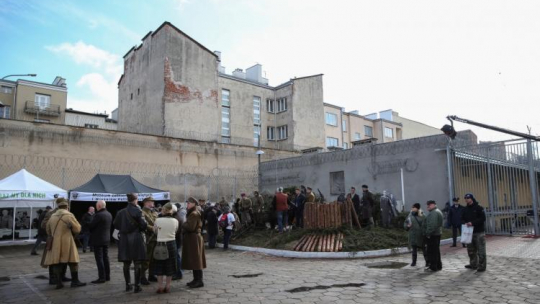 . Miasteczko edukacyjne z udziałem grup rekonstrukcyjnych na terenie byłego Aresztu Śledczego przy ul. Rakowieckiej w Warszawie. Fot. PAP/R. Guz