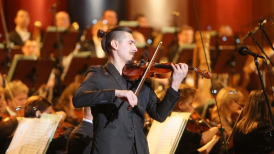 Koncert Adama Bałdycha podczas gali wręczenia Złotych Mikrofonów, najważniejszych nagród Polskiego Radia.  Fot. PAP/L. Szymański  