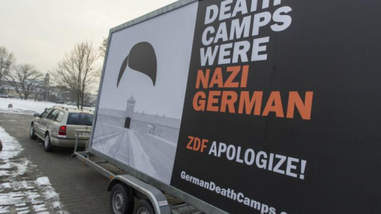 Billboard mający przypominać historyczną prawdę o niemieckich obozach zagłady. Fot. PAP/A. Koźmiński