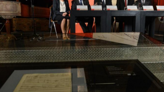 Wicepremier, minister kultury i dziedzictwa narodowego Piotr Gliński (C), dyrektor Narodowego Instytutu Fryderyka Chopina Artur Szklener (2P), kurator Muzeum Fryderyka Chopina Maciej Janicki (P), członek rady programowej Narodowego Instytutu Fryderyka Chopina Zofia Chechlińska (L), prezes PKO Orlen Wojciech Jasiński (2L) podczas prezentacji nowo zakupionego rękopisu Ballady g-moll Fryderyka Chopina. Fot. PAP/J. Kamiński