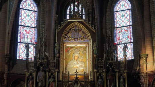Bazylika narodzenia Najświętszej Maryi Panny w Gietrzwałdzie. Obraz Matki Boskiej Gietrzwałdzkiej. Fot. PAP/T. Waszczuk
