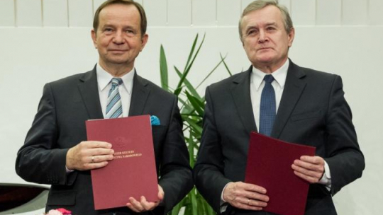 Marszałek województwa podkarpackiego Władysław Ortyl (L) i wicepremier, minister kultury i dziedzictwa narodowego Piotr Gliński podczas uroczystości podpisania umowy na współprowadzenie Filharmonii Podkarpackiej przez MKiDN. Fot. PAP/M. Goclon 