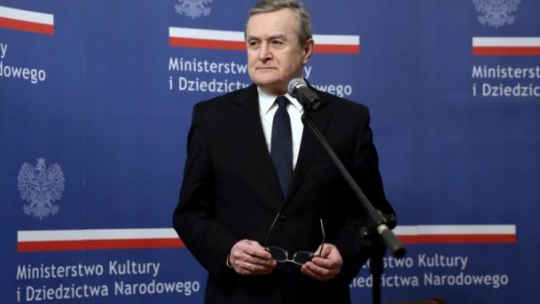 Wicepremier, minister kultury i dziedzictwa narodowego Piotr Gliński podczas uroczystości podpisania umów dla 10 projektów wyłonionych w konkursie dla woj. mazowieckiego w ramach VIII osi priorytetowej "Ochrona dziedzictwa kulturowego i rozwoju zasobów kultury". Fot. PAP/T. Gzell 