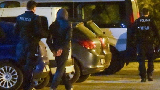 Policja wyprowadza z komendy powiatowej policji w Oświęcimiu jedną z osób zatrzymanych w związku z incydentem na terenie Muzeum Auschwitz. Fot. PAP/J. Bednarczyk