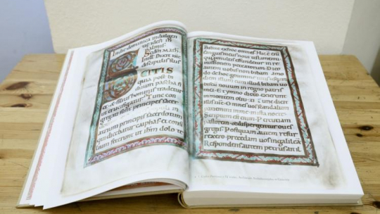 Prezentacja najcenniejszego rękopisu średniowiecznego w pierwszej stolicy Polski - Złotego Kodeksu Gnieźnieńskiego Evangelistarium - Codex Aureus Gnesnensis w sekretariacie KEP w Warszawie.  Fot. PAP/P. Supernak