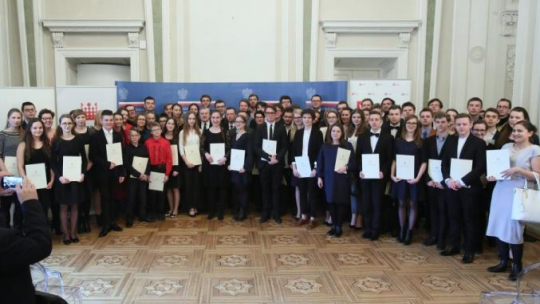 Zdjęcie grupowe stypendystów XIV edycji Programu Stypendialnego Ministra Kultury i Dziedzictwa Narodowego "Młoda Polska". Fot. PAP/L. Szymański 