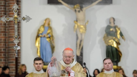 Kard. Kazimierz Nycz przewodniczy mszy św. dziękczynnej w bazylice katedralnej św. Michała Archanioła i św. Floriana Męczennika w Warszawie za 25-lecie diecezji warszawsko- praskiej. Fot. PAP/M. Obara