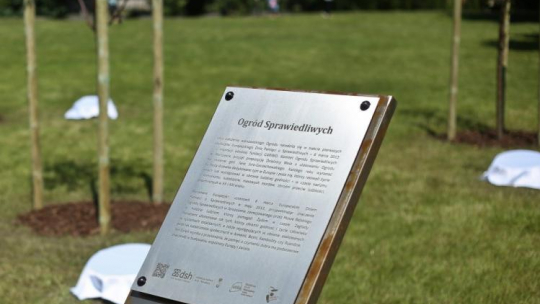 Ogród Sprawiedliwych w Warszawie. Fot. PAP/R. Guz