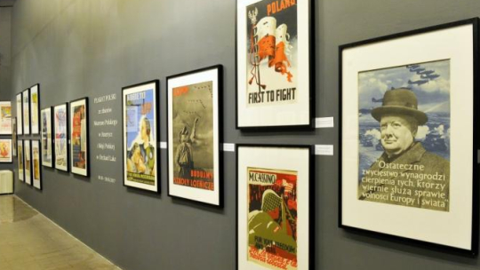 Wystawa „Plakat polski ze zbiorów Muzeum Polskiego w Ameryce i Misji Polskiej w Orchard Lake” w Muzeum Narodowym w Szczecinie. Fot. PAP/M. Bielecki