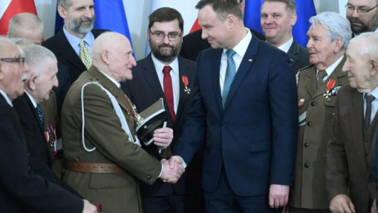 Prezydent Andrzej Duda (C) oraz m.in. reżyser Dariusz Walusiak (3L, tył), żołnierz ZWZ-AK Antoni Zienkiewicz (3L) i historyk Piotr Niwiński (4L) podczas uroczystości wręczenia odznaczeń państwowych. Fot. PAP/B. Zborowski