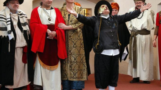 Pokaz obchodów święta Purim w zabytkowej synagodze w Tykocinie. 2013 r. Fot. PAP/A. Reszko